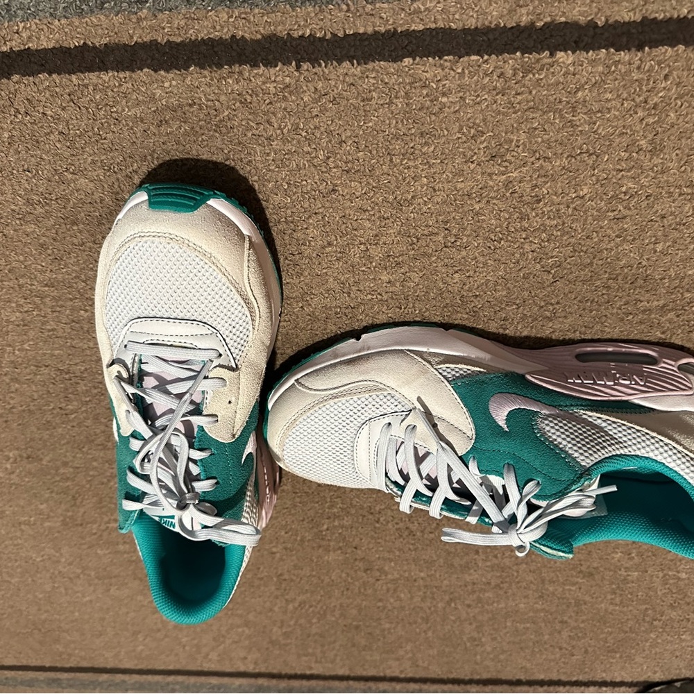 Nike Green and White Sneakers Modern Athletic Design